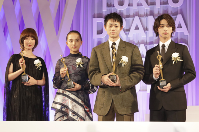 日本男星菅田将晖(右二)过去在戏剧、电影中的表现备受讚誉。（图／达志影像）