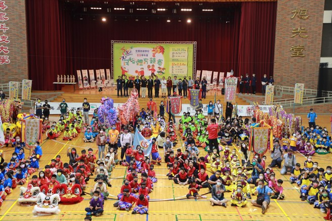 每年全国各级学校民俗体育竞赛的开幕典礼场面总是非常盛大，今年也不例外。(主办单位提供)