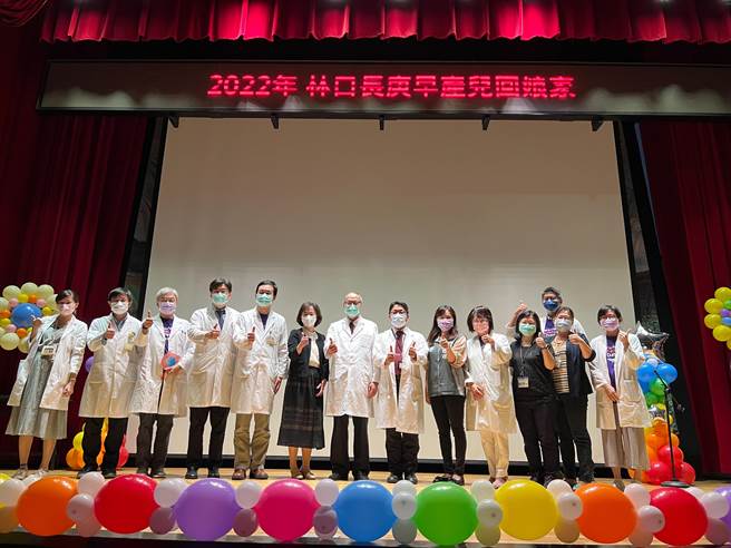 桃园市政府卫生局主任秘书黄翠咪、早产儿基金会张瑞幸董事长、林口长庚陈建宗院长、新生儿科医疗团队一起为早产儿加油。(院方提供／蔡依珍桃园传真)