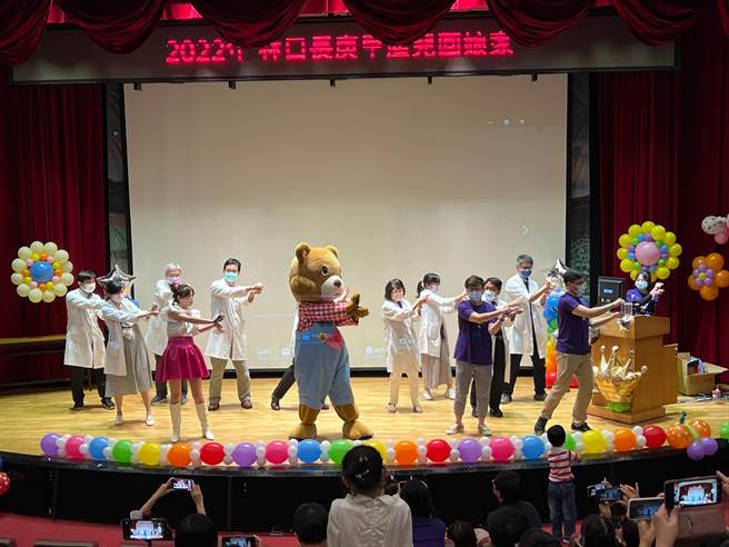 林口长庚新生科医师、民视故事屋happy熊与巴掌仙子欢乐共舞。(院方提供／蔡依珍桃园传真)