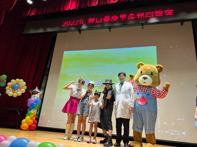 吴家三姐妹都是在长庚出生的早产儿！大分别22岁、15岁、7岁了，今天开心回娘家，还精心准备才艺表演。(院方提供／蔡依珍桃园传真)