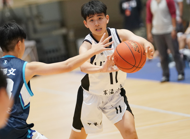 北市大学侯子映（右）投进24分，助队击败台湾大学。（大专体总提供）