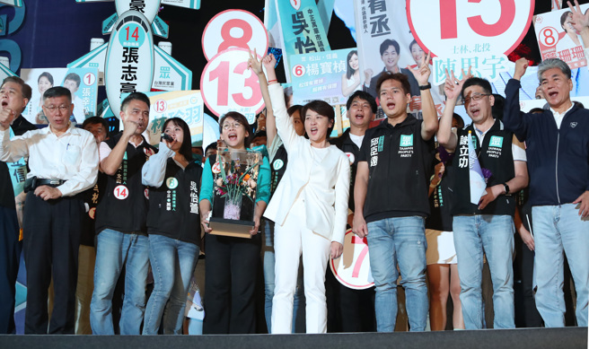 台北市长候选人黄珊珊（中）20日举办「伟大市民挺珊珊」造势晚会，黄珊珊最后上台致词在台北市长柯文哲（左）及前内政部长李鸿源（右）等人陪同下，同声高喊冻蒜。（郑任南摄）