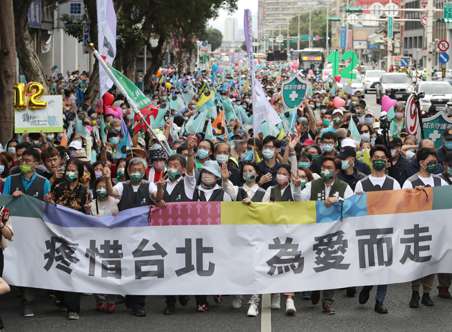 民进党台北市长候选人陈时中20日举办「疼惜台北，为爱而走」大游行，陈时中（前左五）在前副总统陈建仁（前左四）陪同下，率领眾多支持者走上街头，前进台北市政府，场面盛大。（刘宗龙摄）