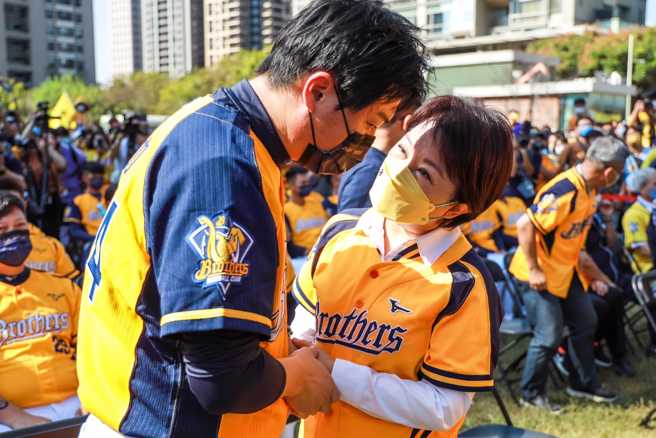 卢秀燕(右)兴奋与中信兄弟球员握手，期许来年三连霸不见不散。（图／取自卢秀燕脸书）