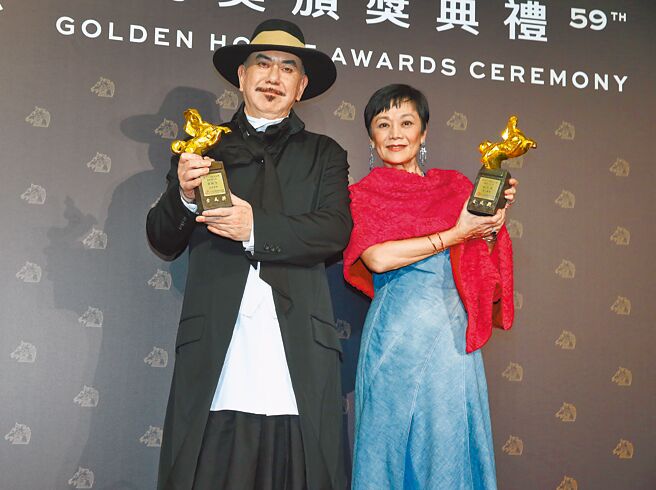 第59届金马奖颁奖典礼19日登场，最佳男主角为《白日青春》黄秋生（左）、最佳女主角为《灯火阑珊》张艾嘉（右）。（粘耿豪摄）