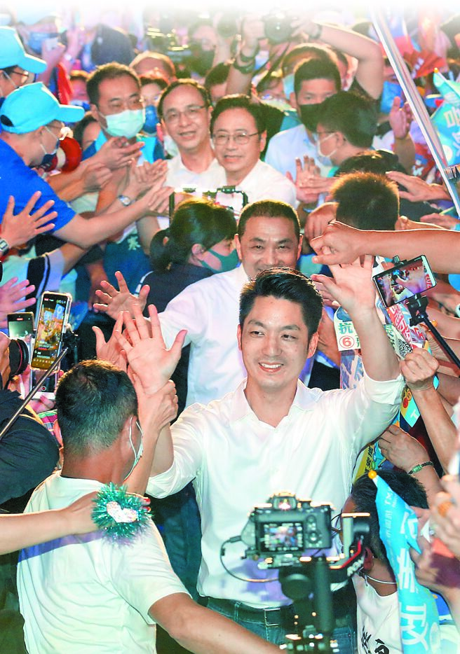 国民党北北基桃竹竹苗联合造势晚会，台北市长候选人蒋万安（由下往上）、新北市长候选人侯友宜、桃园市长候选人张善政及党主席朱立伦走进会场。（范扬光摄）