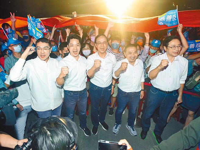 国民党北北基桃竹竹苗7县市联合造势晚会19日登场，桃园市长候选人张善政（右起）、新北市长候选人侯友宜、党主席朱立伦、台北市长候选人蒋万安及基隆市长候选人谢国梁在支持民眾簇拥下高呼胜选口号。（范扬光摄）