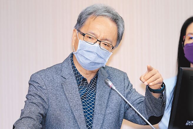 卫福部长薛瑞元不顾政务官行政分际，痛批国民党攻击手法如「头虱」，还指国民党挑动仇恨值，是因为陈时中在防疫过程挡人财路几十亿。引发舆论争议。（本报资料照片）