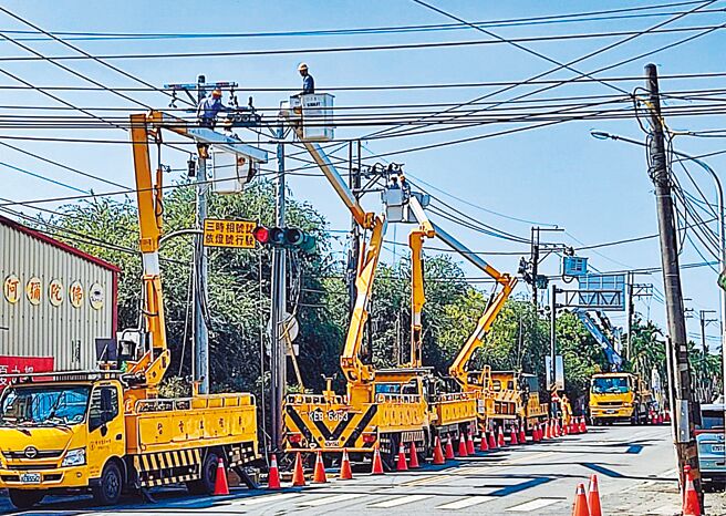 屏鹅公路启动景观改善工程，开工后不是塞车就是交通管制。（台电提供／林和生屏东传真）