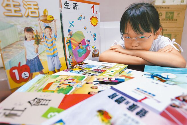 国小5年级社会课本，首度一同被退书并要求重编，书商担忧恐影响教科书出版时程，盼与国教院沟通。图为国小教科书和习作本。（本报资料照片）