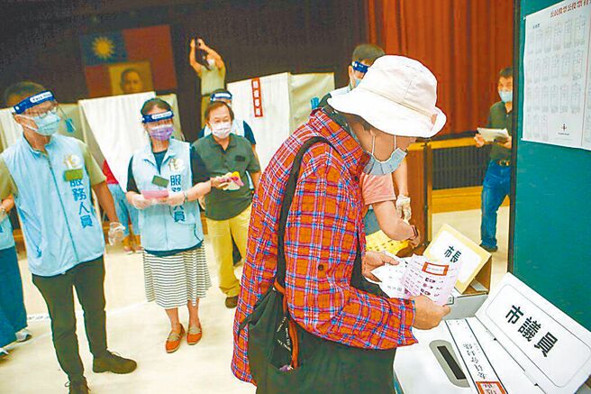 九合一选举投票，确诊者若当天去投票，不会现场揪出，民眾忧心有感染风险，专家建议民眾全程戴口罩、手部消毒再回家。（中时资料照）