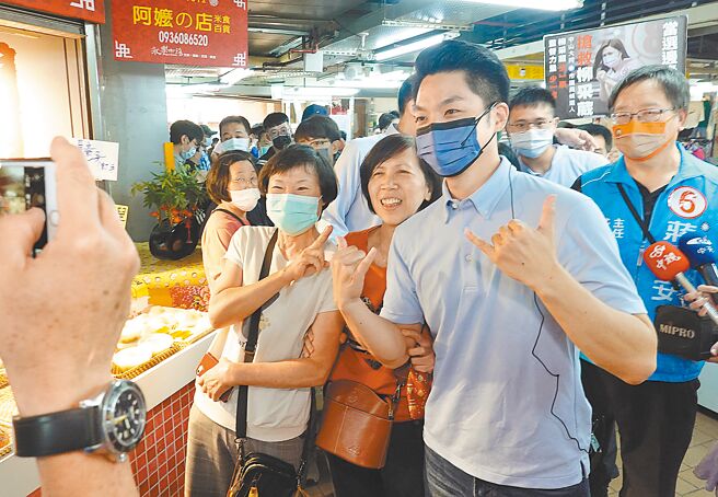 國民黨台北市長候選人蔣萬安19日前往永樂市場拜票。（姚志平攝）