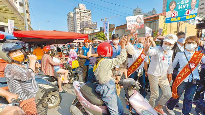 國民黨高雄市長候選人柯志恩（前排右二）19日早上前往傳統市場掃街。（柯宗緯攝）