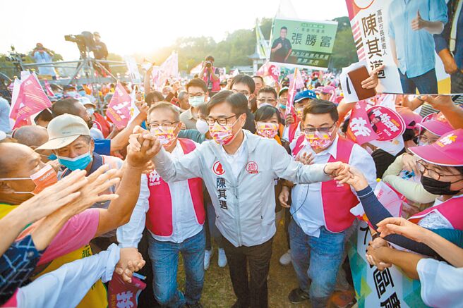 民進黨高雄市長候選人陳其邁（前中）19日下午出席大旗美造勢暨客家與原住民後援會成立大會。（袁庭堯攝）