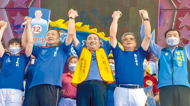 新北市长侯友宜（左三）利用选前黄金周，到新庄替争取连任的新北市议长蒋根煌（左二）站台。（吕健豪摄）