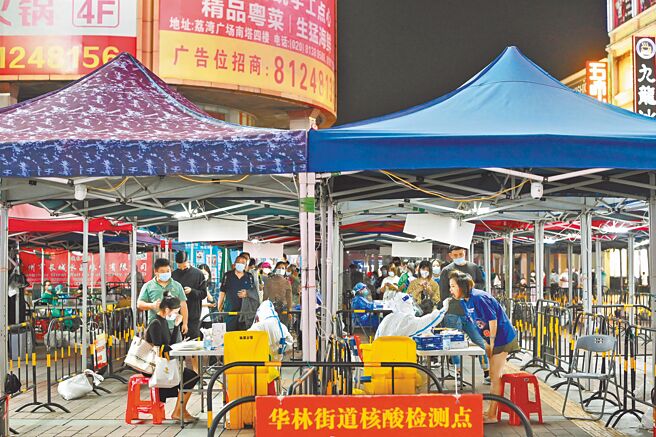 中国国家传染病医学中心主任张文宏18日表示，中国有非常好的公共卫生体系，最终有能力驯服新冠病毒。图为广州市荔湾区为市民做核酸检测。（中新社）