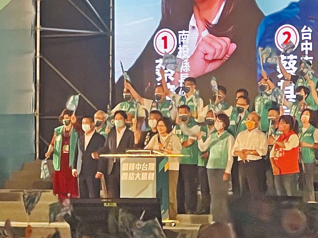 选前黄金周末，民进党19日晚间举办中部4县市联合造势晚会，府院三巨头站台力挺，现场涌入逾3万群眾，府院三巨头大声疾呼「赢回中台湾」。（林欣仪摄）