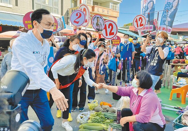 國民黨主席朱立倫19日陪南投縣長候選人許淑華，在南投市傳統市場徒步拜票。（楊靜茹攝）