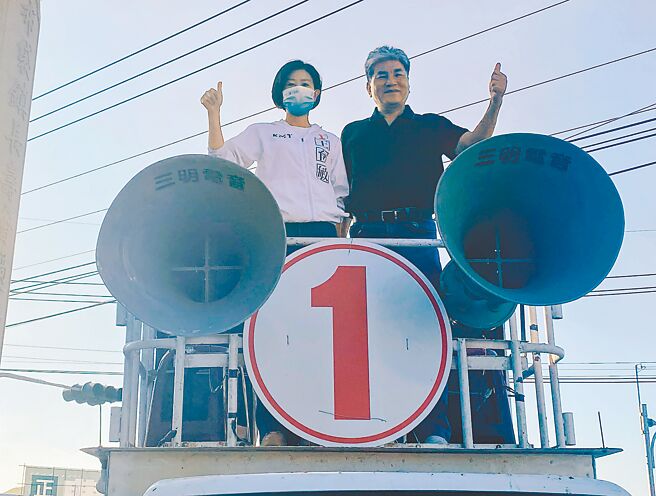 國民黨嘉義縣長候選人王育敏（左）19日與前內政部長李鴻源（右）一同在布袋鎮車隊遊行，掃街拜票。（王育敏競選總部提供／呂妍庭嘉義傳真）