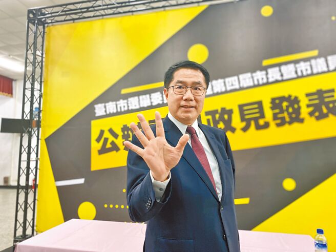 台南市長黃偉哲抽到4號發言，發言前10分鐘趕抵現場。（曹婷婷攝）