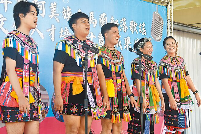 杵音文化艺术团办理人才培力计画，新生代19日初试啼声，上台吟唱阿美族传统古调。（庄哲权摄）