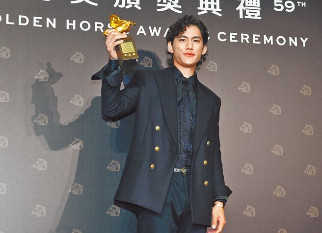 朱轩洋夺下本届金马奖最佳男配角奖，感性地向许多人道谢。