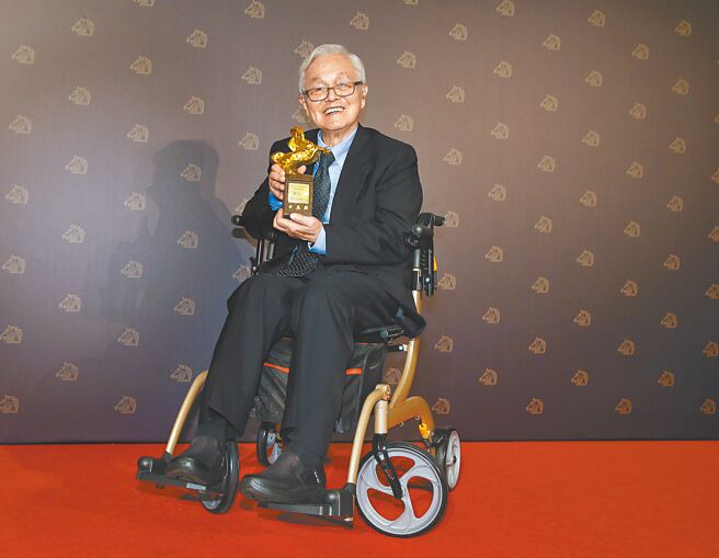 賴成英昨獲終身成就獎，感謝老妻多年的陪伴。