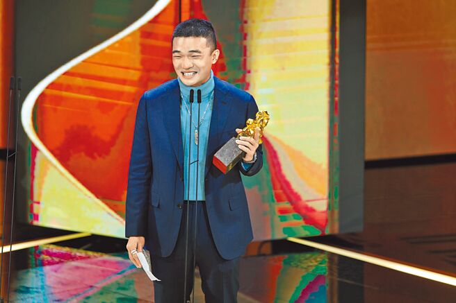 胡智强昨不负眾望夺下最佳新演员奖，在台上激动落泪。