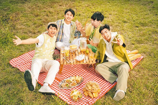 理想混蛋欢庆成团5周年，近日推出新单曲。（何乐音乐提供）