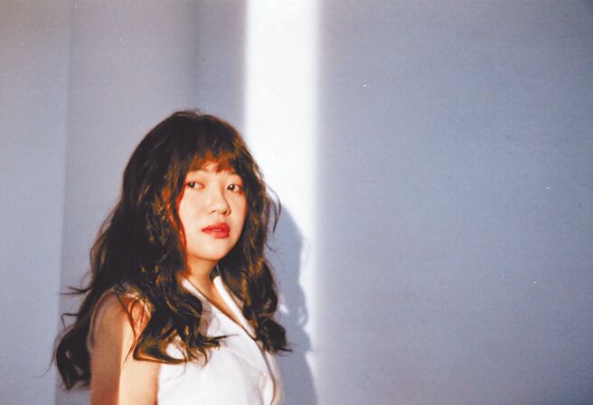 郁心身为小儿科住院医师，日前斜杠推出个人单曲。（好混蛋音乐提供）