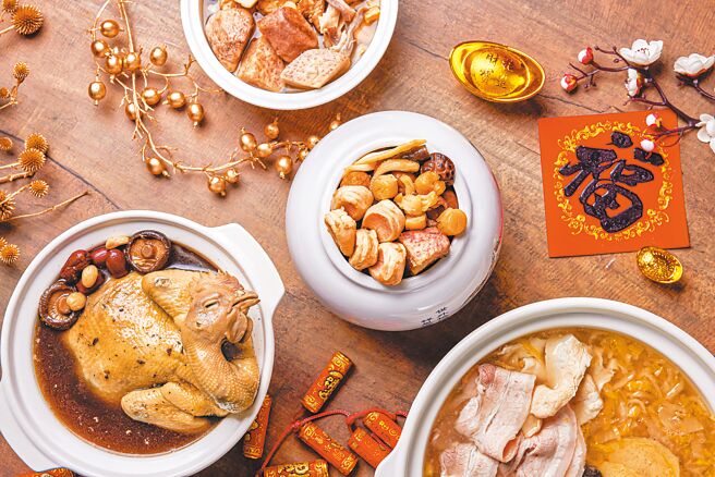 復興空廚推出多款鍋物湯品，簡易復熱即可食用，圍爐更方便。（業者提供）