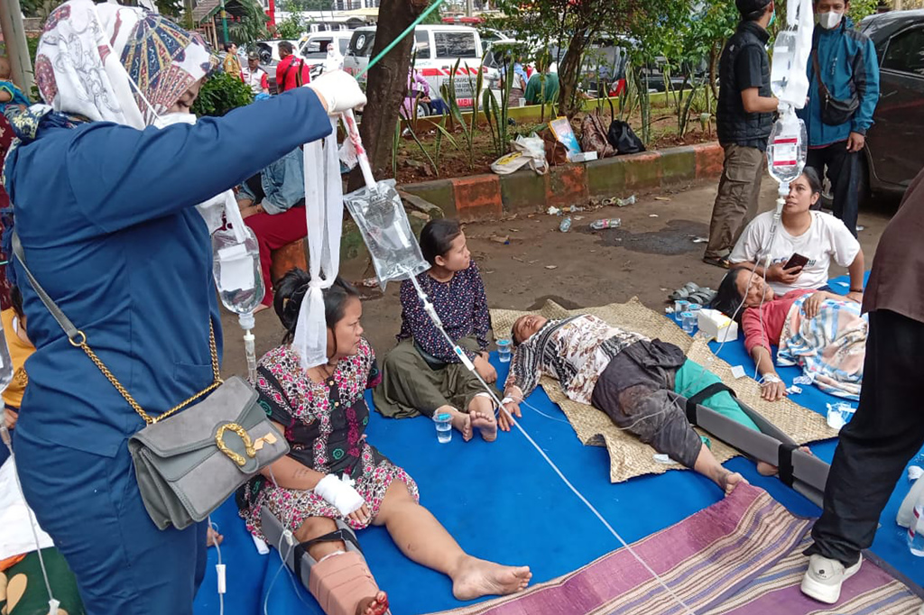 截至目前伤亡人数攀升至46人死、700伤；图为医护人员就地为受伤民众治疗。 (图/美联社)(photo:ChinaTimes)