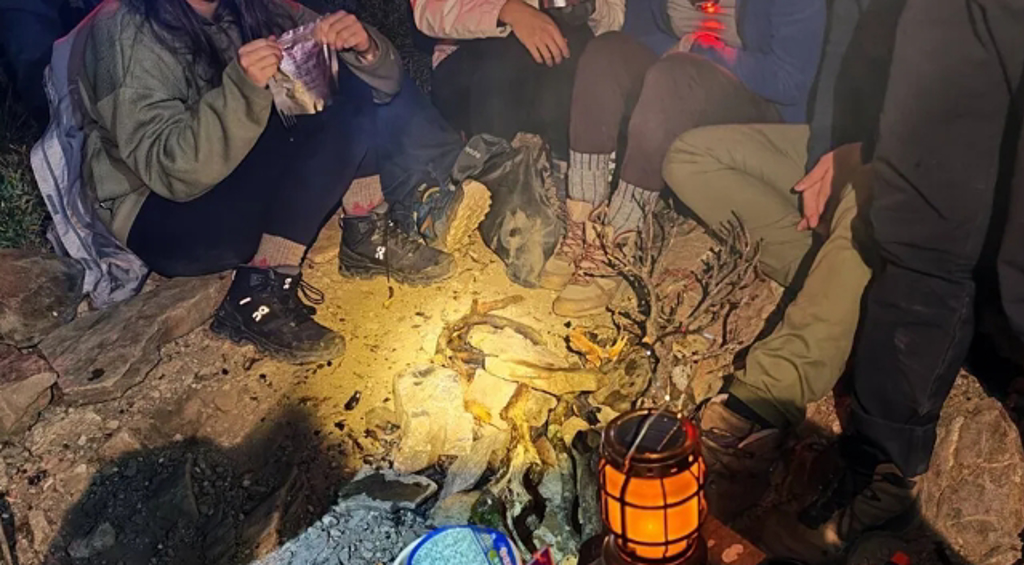 9名遊客登合歡山，竟因太冷而砍伐高山杜鵑生火取暖。(圖／民眾提供)

