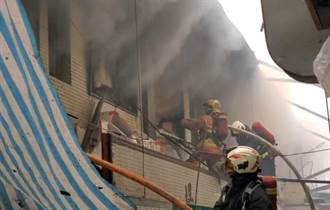 新店建國市場冒濃密黑煙 2樓廢棄倉庫起火消防急搶救
