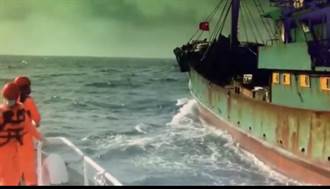 大陸鐵殼漁船越界捕魚 台中海巡強勢執法押回14人法辦