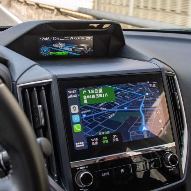 上方为多功能行车资讯，下方支援Apple CarPlay。（陈大任摄）