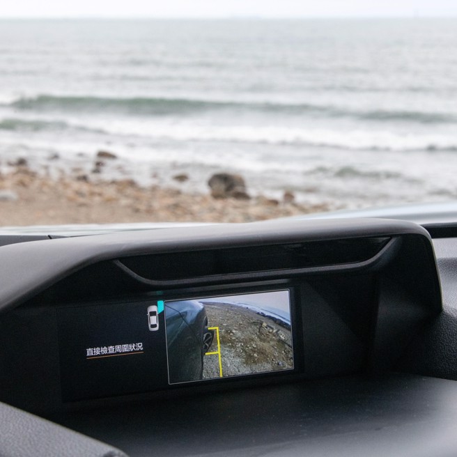 车侧影像辅助系统，可看清右前车轮侧的影像。（陈大任摄）