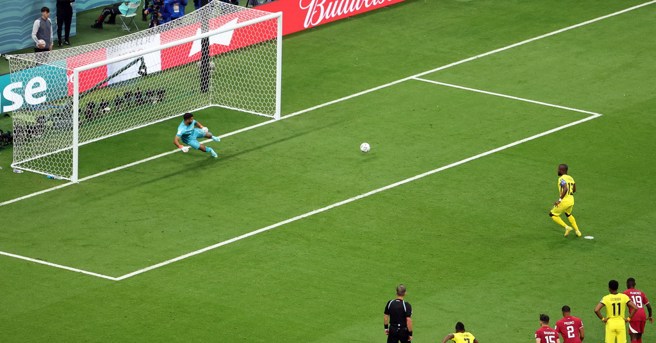 厄瓜多前锋巴伦西亚射进卡达世足赛第一球的瞬间。(路透)