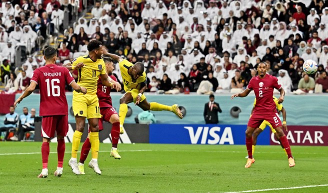 巴伦西亚(中)用头槌替厄瓜多射进第二球。(路透)