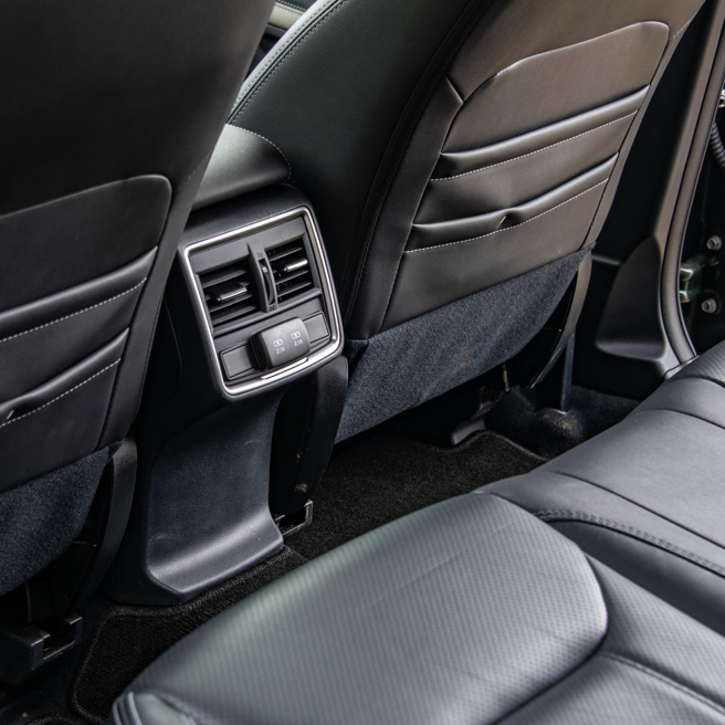 后座空调出风口附充电插孔。（陈大任摄）