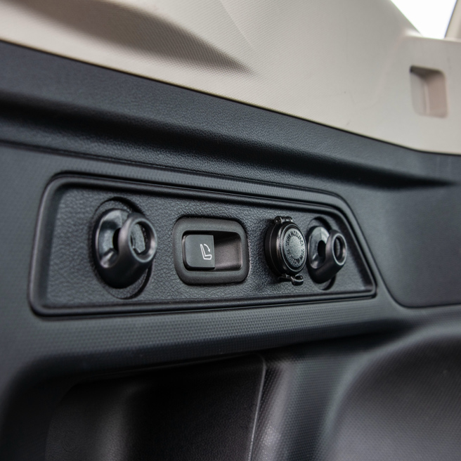 行李厢两侧配有挂鉤、充电插孔及后座倾倒拉杆。（陈大任摄）