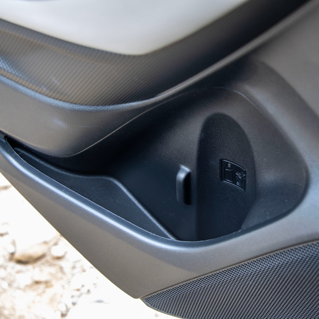 门板内侧置物设计。（陈大任摄）