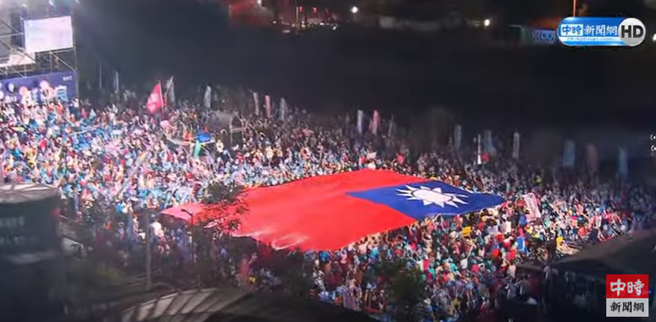 選前黃金周，國民黨19日晚上在桃園中壢舉辦北北基桃竹竹苗7縣市團結之夜大造勢，現場湧入5萬人，空拍畫面超壯觀。（取自中時新聞網）
