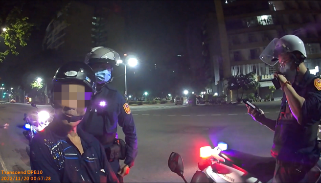 高雄一名通缉犯没钱买毒，竟趁火打劫潜入火场窃电缆，但劳离过程中却因这动作露馅遭逮。(戴志扬翻摄)