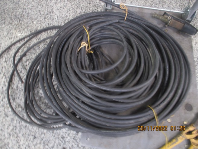 高雄一名通缉犯没钱买毒，竟趁火打劫潜入火场窃电缆，但劳离过程中却因这动作露馅遭逮。(戴志扬翻摄)