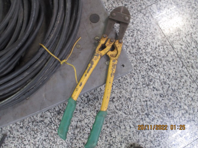 高雄一名通缉犯没钱买毒，竟趁火打劫潜入火场窃电缆，但劳离过程中却因这动作露馅遭逮。(戴志扬翻摄)