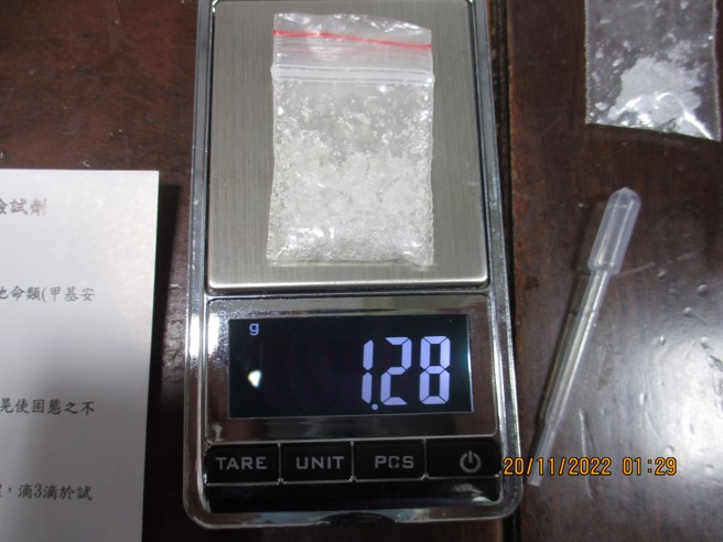 高雄一名通缉犯没钱买毒，竟趁火打劫潜入火场窃电缆遭逮，身上还搜出毒品。(戴志扬翻摄)