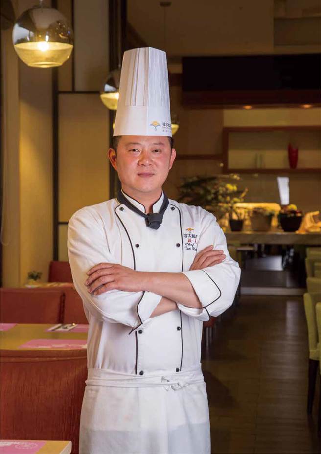 李启天主厨带领着团队，以精巧手路菜结合创意呈现美味年菜。（丽宝福容大饭店提供）