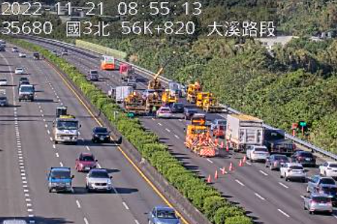 国道三号南下大溪路段21日上午8时许发生9车追撞车祸。（翻摄高公局）